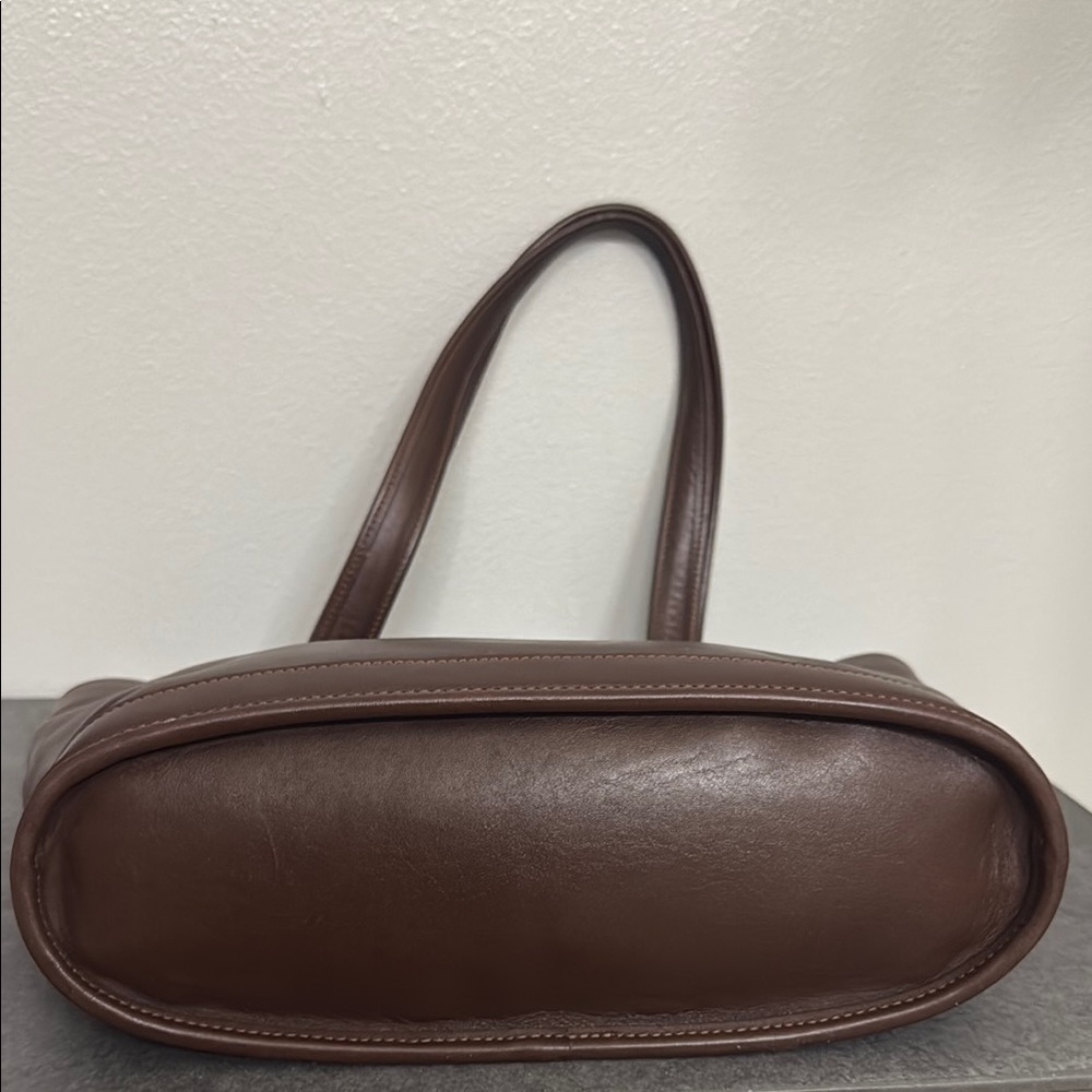 Vintage Coach Brown Leather Tote Bag with Sturdy Design - Picture 5 of 15